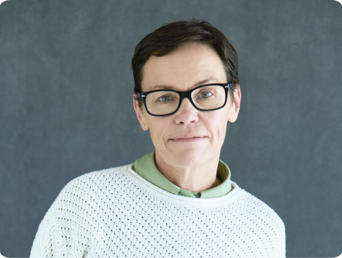 Headshot of Dr Louise